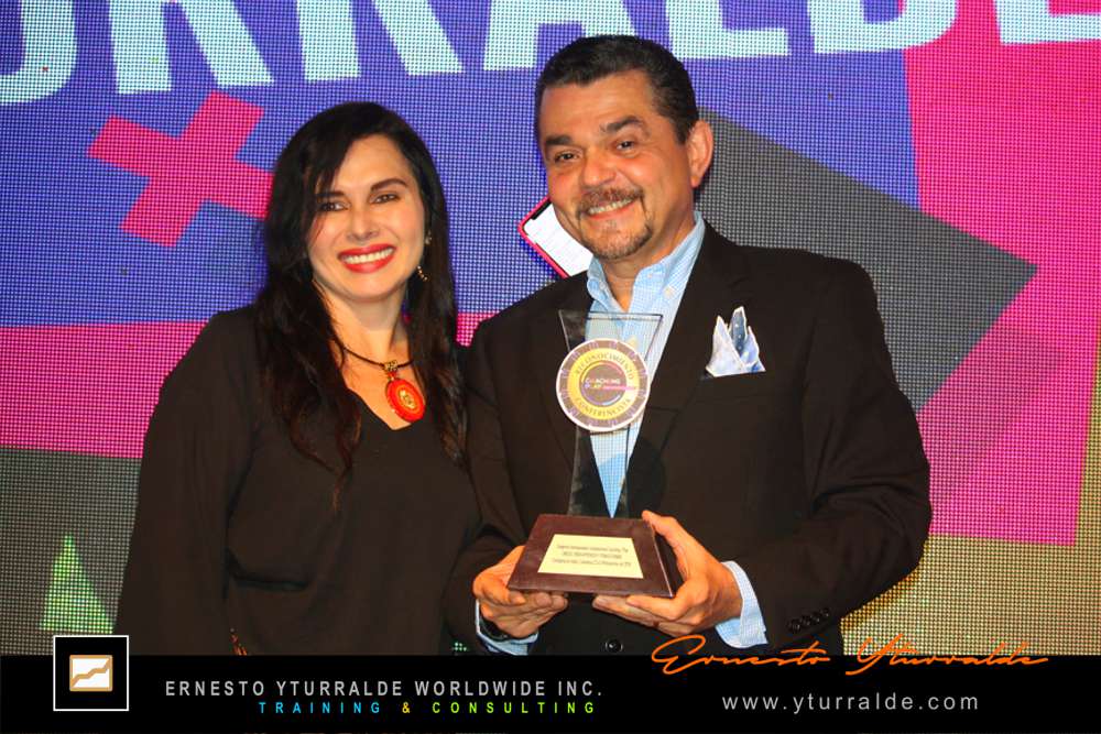 Ernesto Yturralde, recibe reconocimiento COACHING PLAY